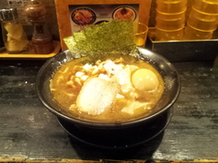 新宿牛角の近くの「煮干王ラーメン」に行きました。